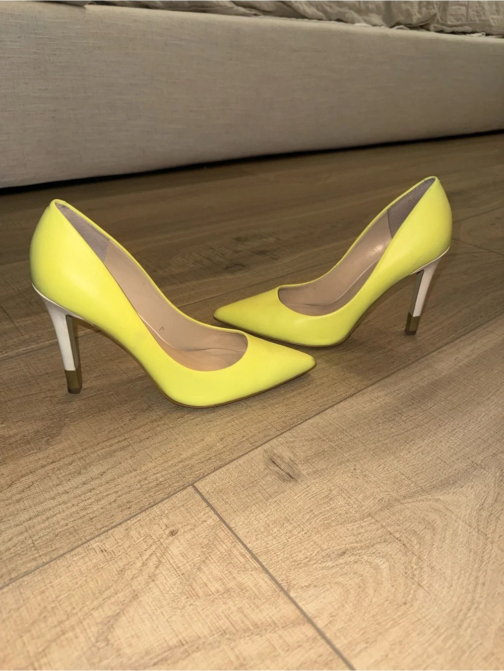 Guess yellow Stiletto Pumps